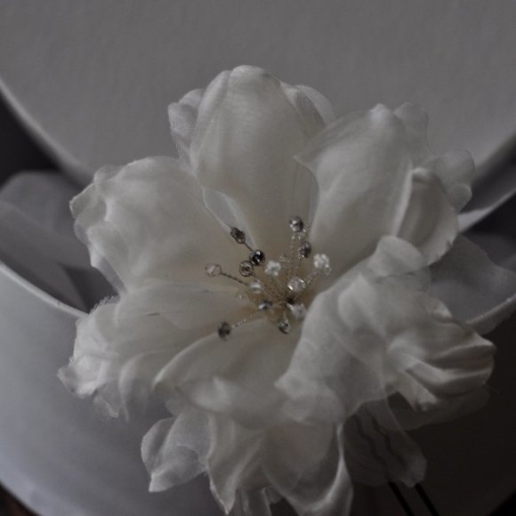 Lori London Floral Bridal Hair Piece Custom Box - Hawaiian Plumeria - NWT main image 6